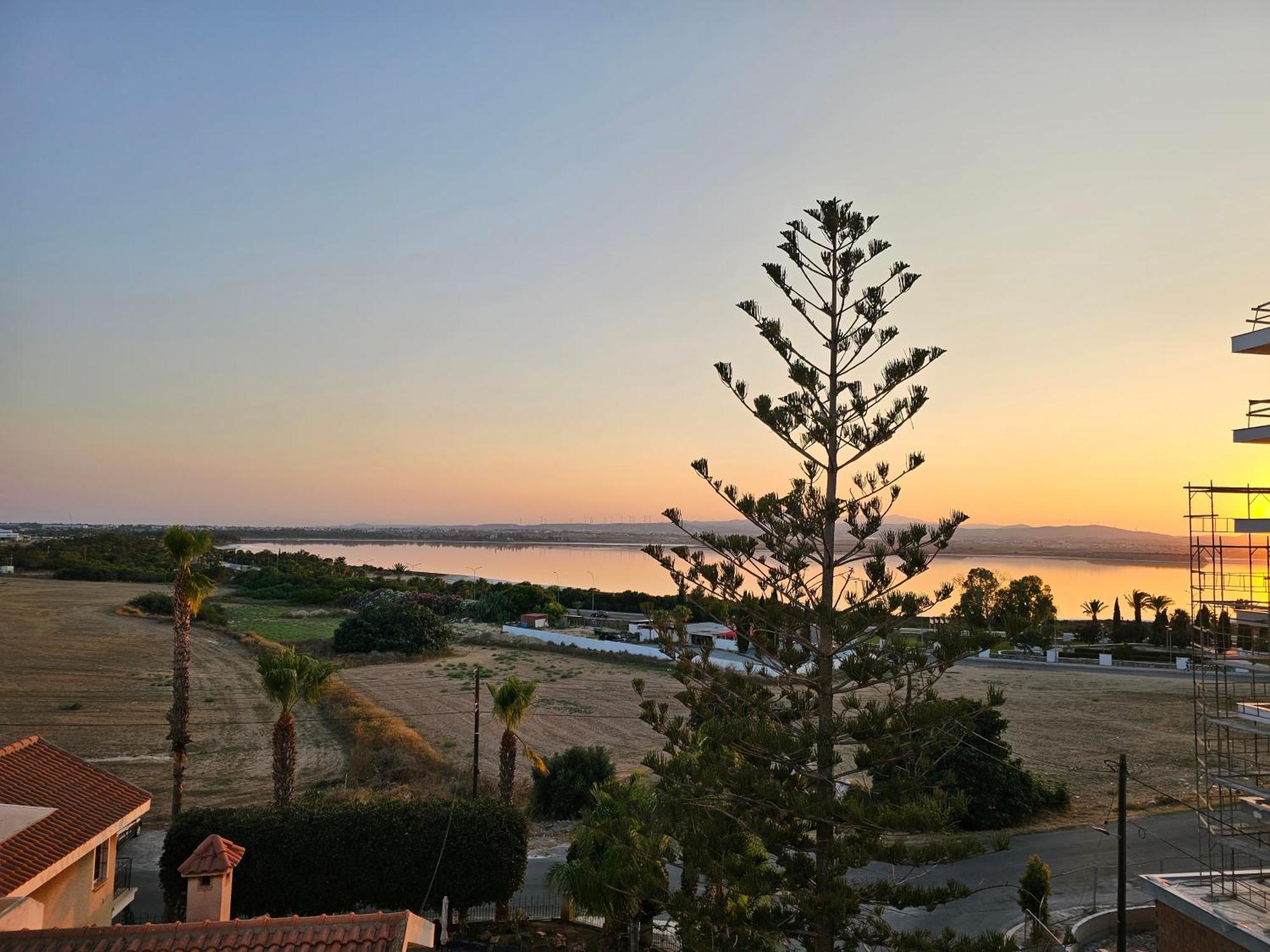 Majestic Sunset Salt Lake Views 300M From Beach Lárnaca Exterior foto